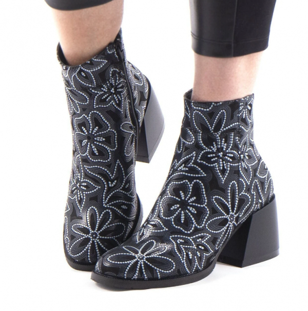 Sepatu Boot dengan Motif Bunga yang Elegan